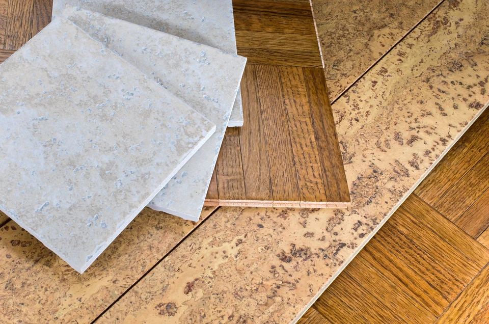 Intérieur d'atelier ou showroom de revêtements de sol avec échantillons disposés sur surface de travail