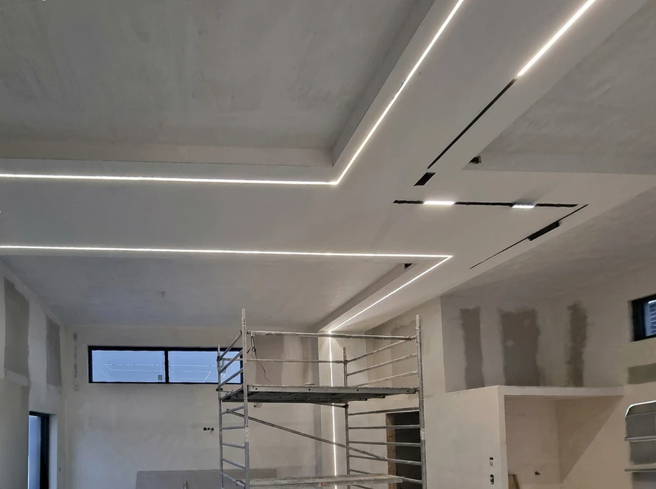 Chantier intérieur en cours, échafaudage tubulaire au centre