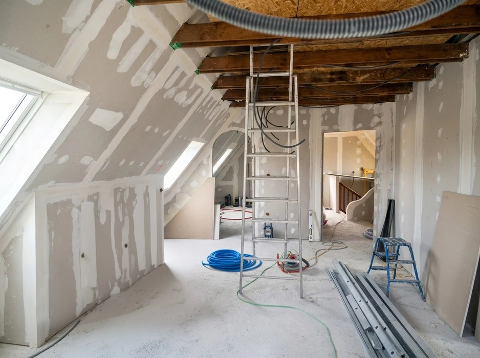 Chantier de rénovation intérieure, combles aménagés