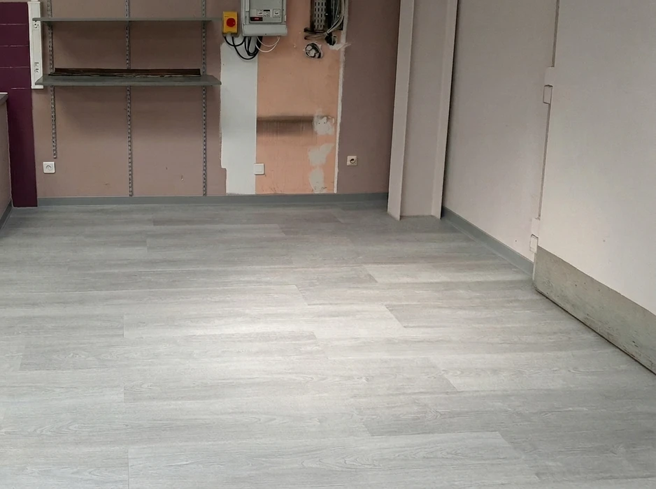 Revêtement de sol intérieur en parquet bois massif disposé en motif chevron ou point de Hongrie
