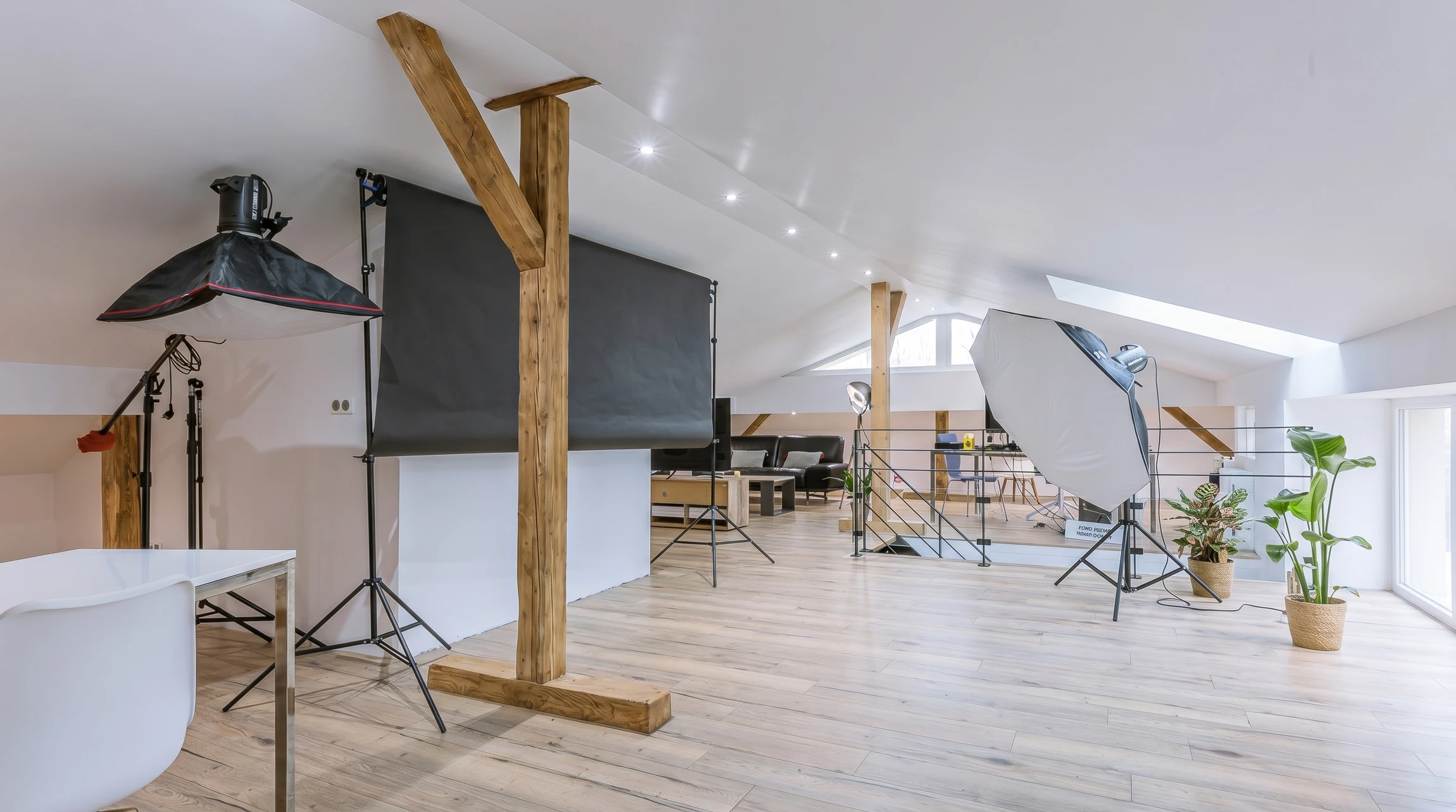 Chantier de rénovation intérieure d'une cuisine moderne avec cloisons sèches en cours d'installation