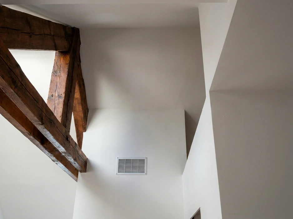 Chantier intérieur en cours de rénovation, pièce vide avec échafaudages légers et tréteaux métalliques