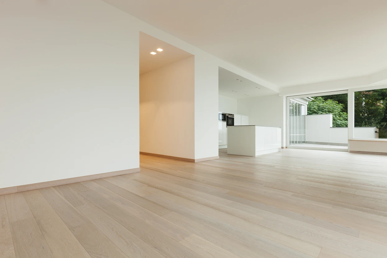 Bel appartement de luxe rénové dans un immeuble d'appartements avec salle de bain, cuisine neuve, nouveaux étages, balcon bien meublé