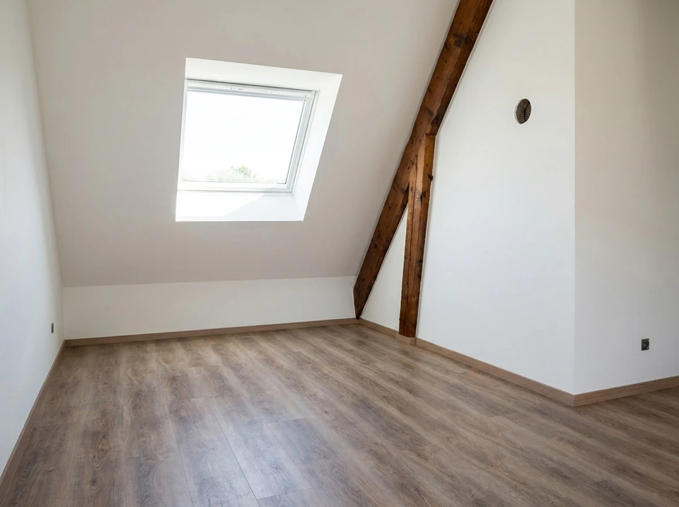 Couloir intérieur lumineux avec une peinture abstraite accrochée au mur blanc
