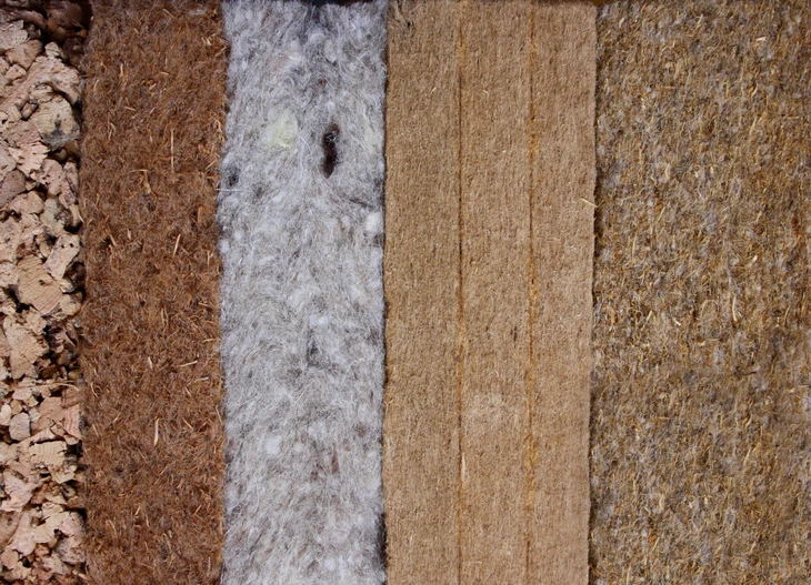 Différents isolants écologiques : liège, laine de mouton, fibre de bois, fibre de coco