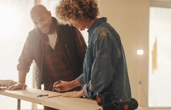 Les propriétaires collaborent à un projet de rénovation domiciliaire