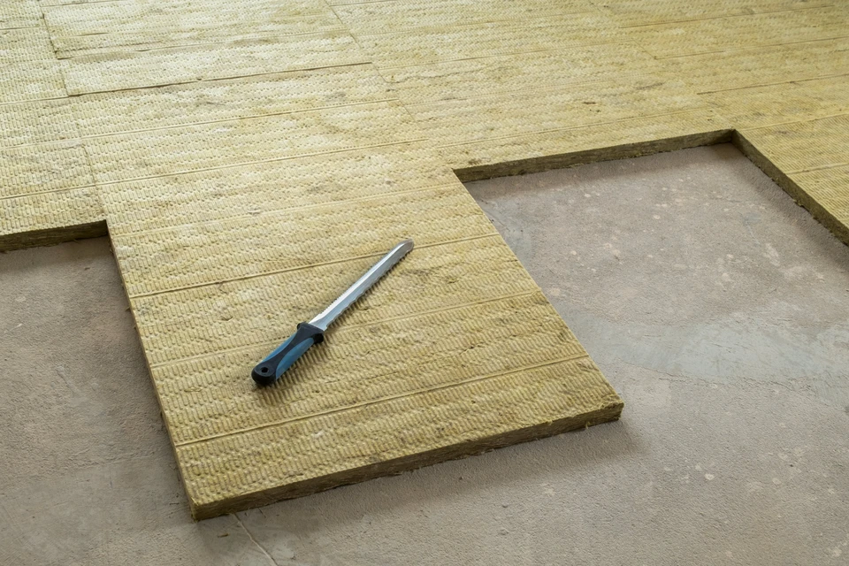 Chantier de construction intérieur avec pose d'isolant thermique