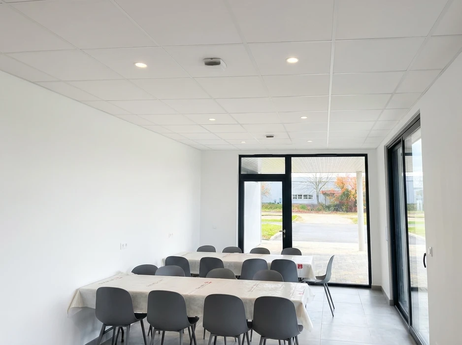Couloir étroit avec parquet stratifié clair, murs en enduit texturé blanc, plafond lambris PVC blanc