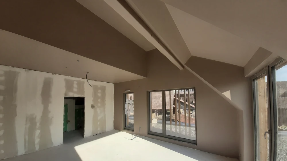 Couloir intérieur lumineux avec une peinture abstraite accrochée au mur blanc