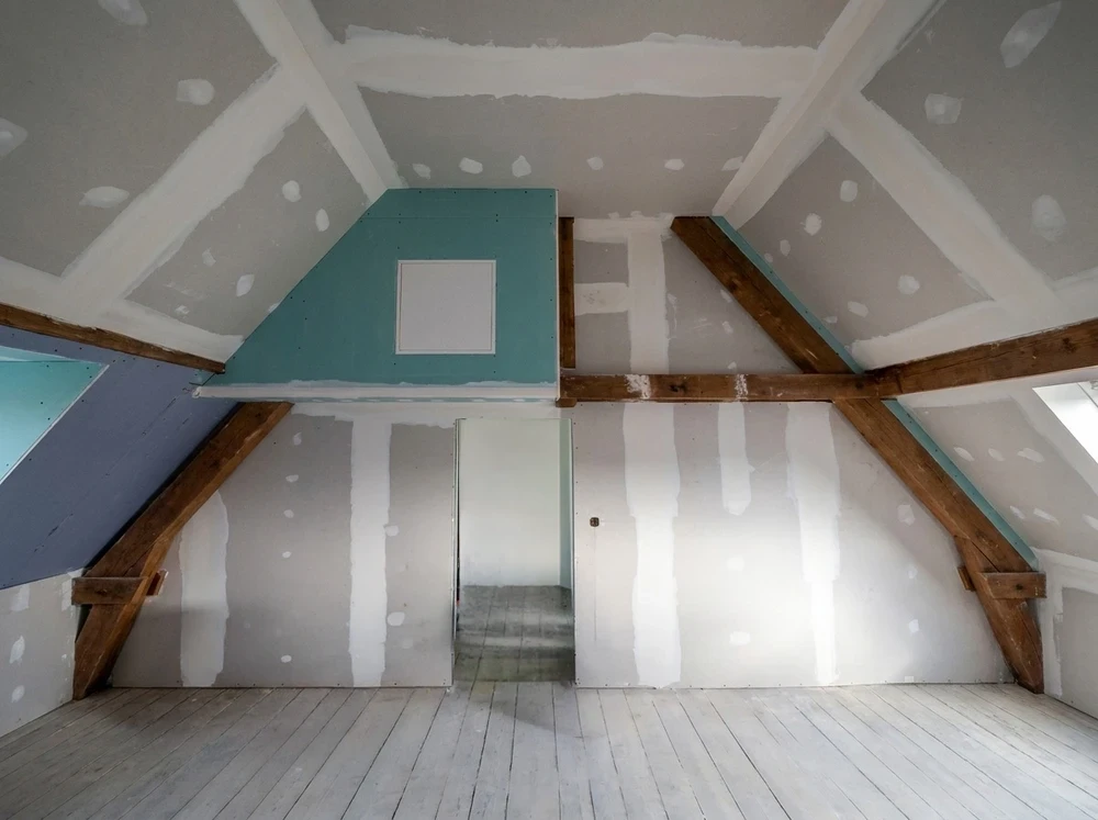 Coupe transversale d'un mur en construction révélant les couches d'isolation thermique