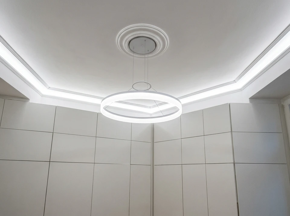 Plafond intérieur blanc avec moulures décoratives et rosace centrale ornementée